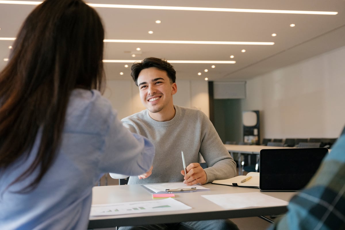 Handshake tijdens een professioneel sollicitatiegesprek in een modern kantoor