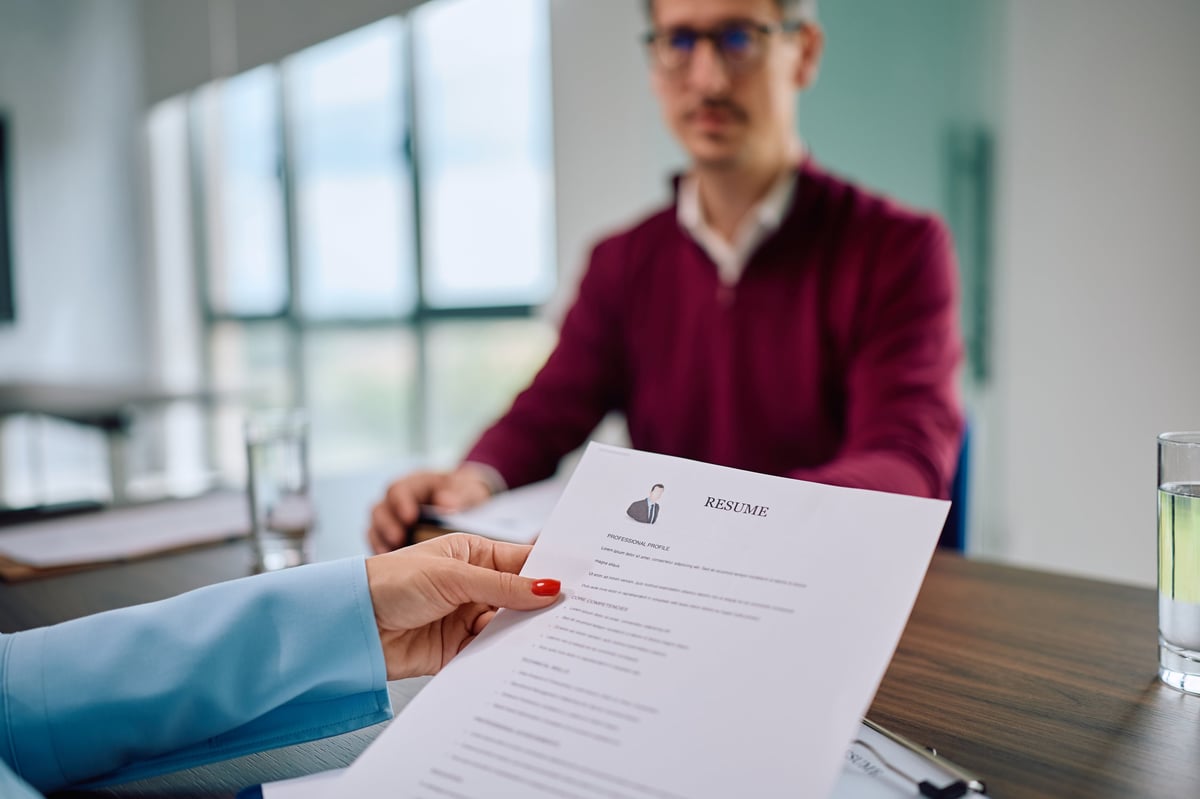 HR-manager analyseert het cv van een kandidaat in een modern kantoor